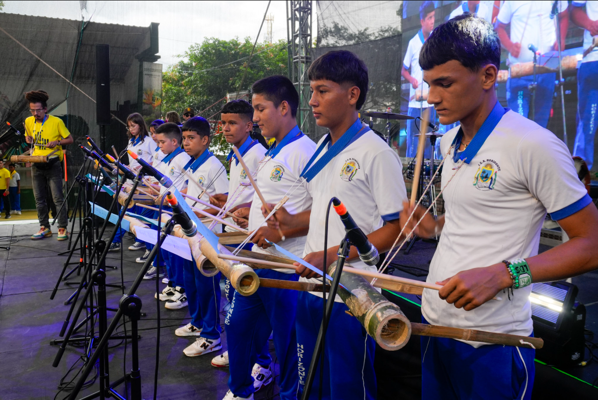 Estudiantes con instrumentos tradicionales