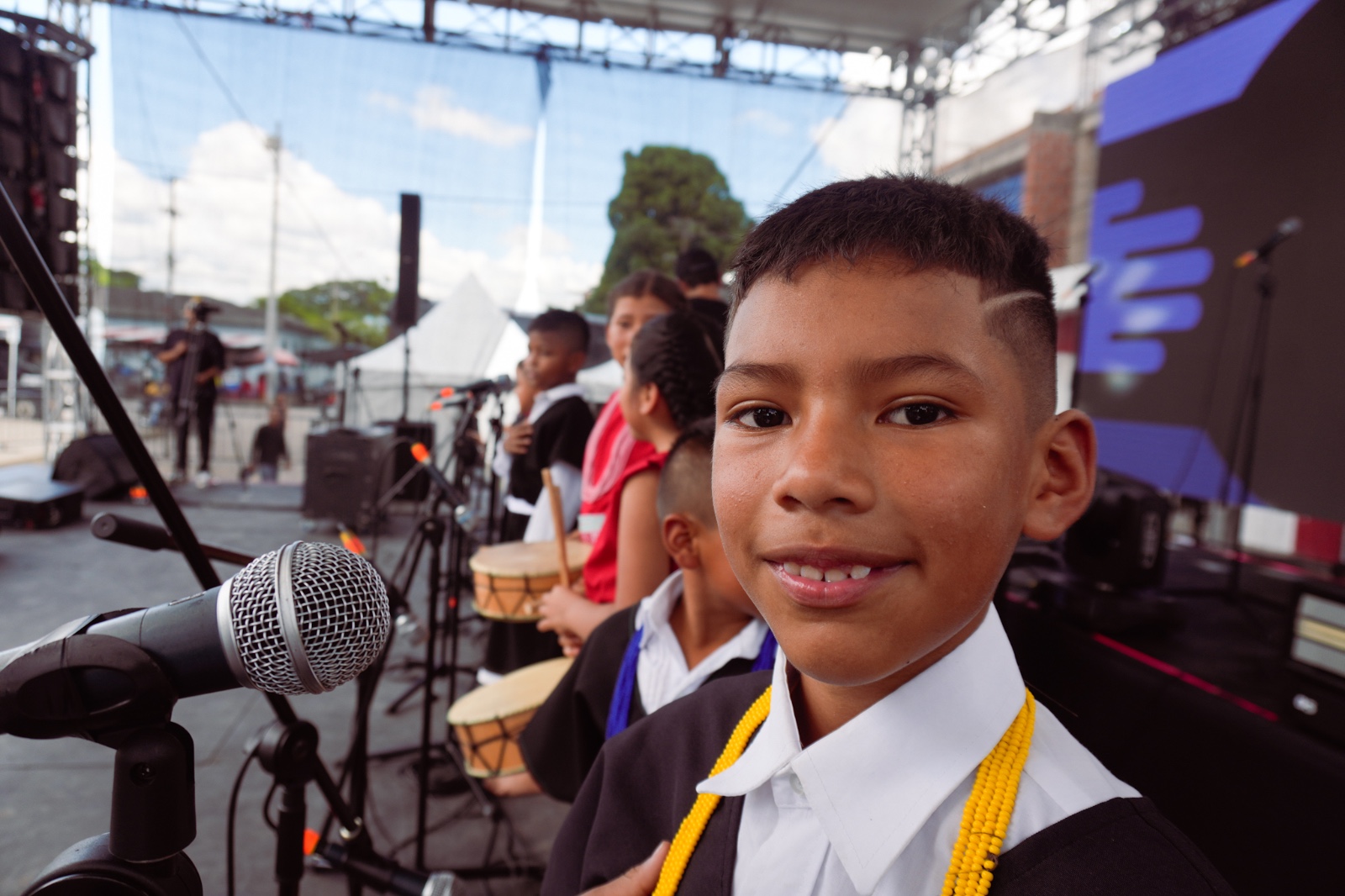 Niño cantando